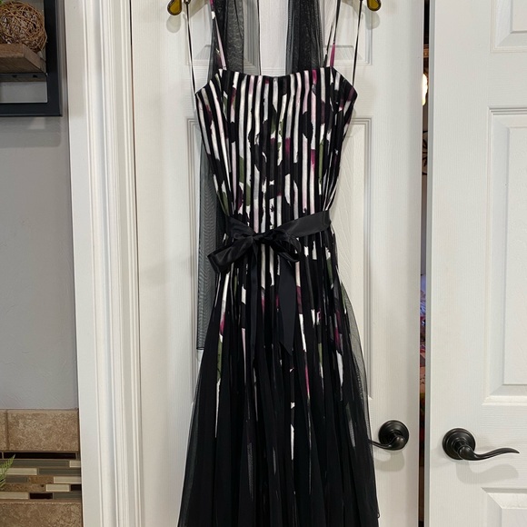 Cache Size 8 Cocktail/Formal Dress with Spaghetti Straps Black Tulle Scarf/Shawl - Picture 3 of 10